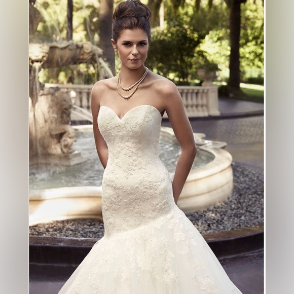 Casablanca Wedding Bridal Dress - Picture 2 of 8